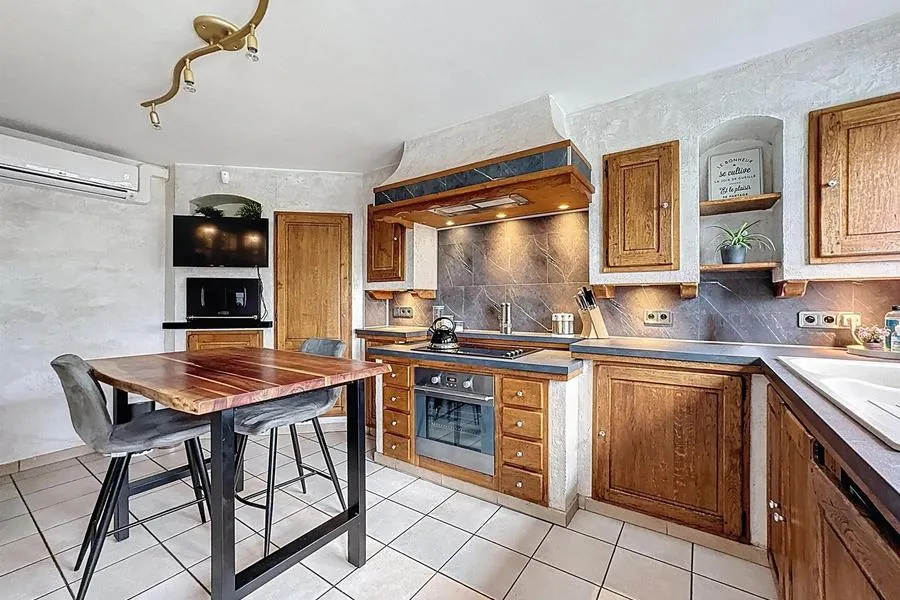 Cucina - Renovated Three-Façade House with Jacuzzi in Bouffioulx
