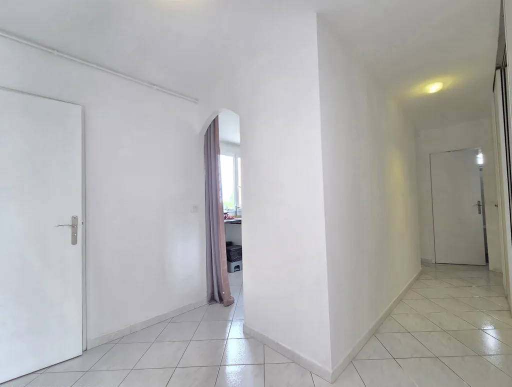 Esik - Brightly Lit Flat with Parking in Plessis-Trévise