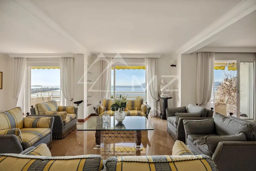 Elutuba - High-Floor Apartment with Panoramic Sea View in Cannes