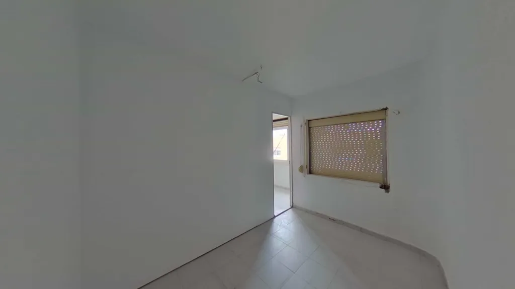 Entrée - Apartment with Balcony for Renovation in Centre
