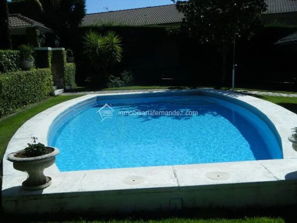 Bassein - Chalet with Large Plot on Ruta de la Plata