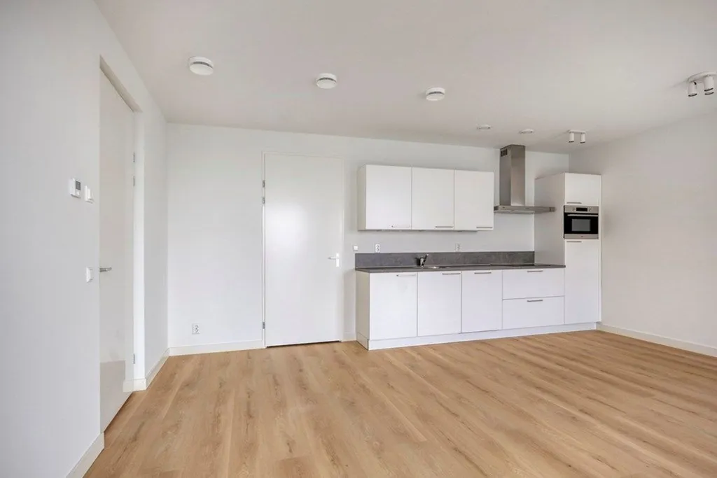 Köök - Unfurnished 2-Bedroom Apartment in Rotterdam