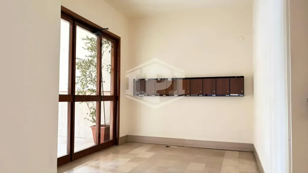 Entrée - Rear-Facing Trilocale with Balcony in Florence