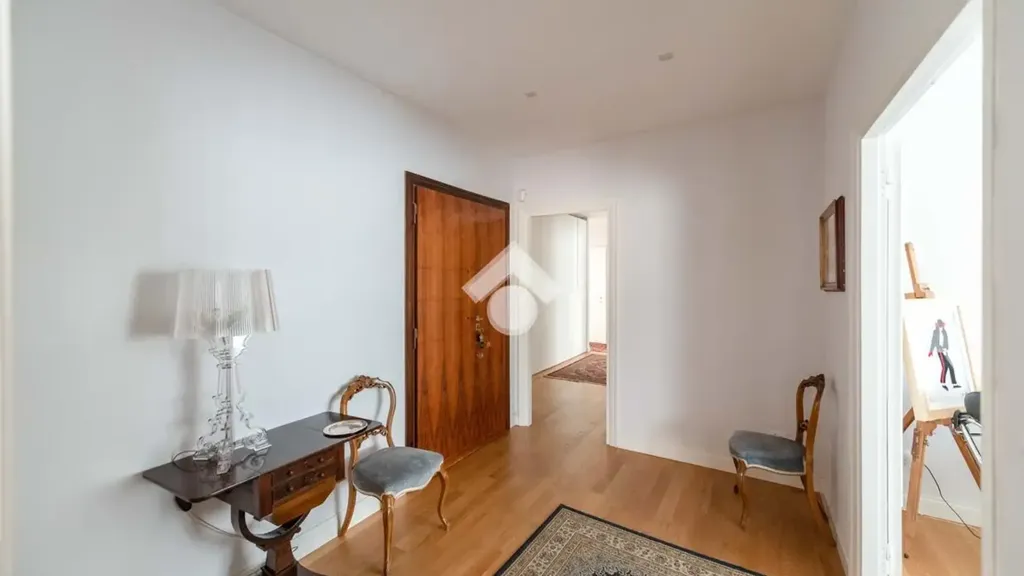 Esik - Luxury Apartment with Balconies in Rome