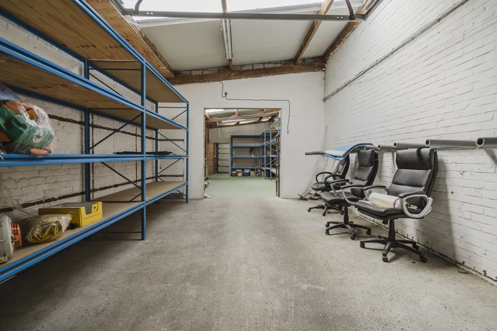 Buanderie - Bâtiment Commercial avec Appartement Loué à Wevelgem