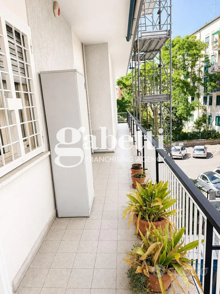 Balcon - Bright Triplex with Balcony in Central Rome