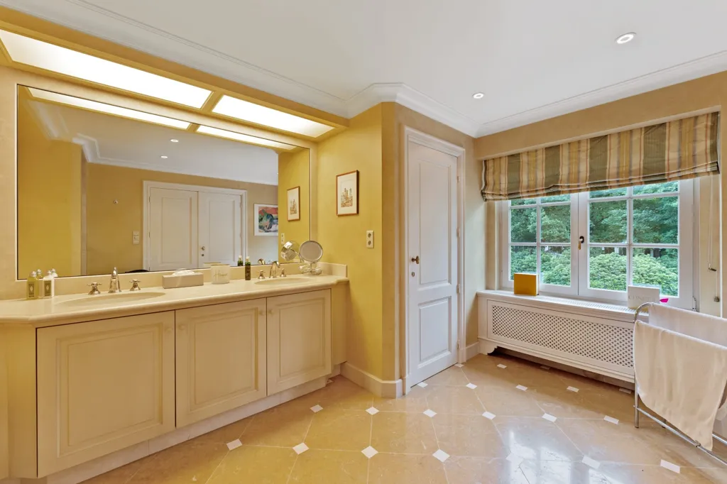 Bathrooms - Villa with Pool in Brasschaat Centre