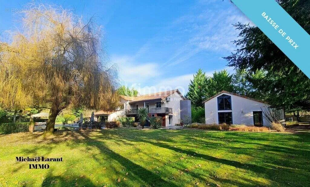 Aed - Renovated House with Pool near Lencloître