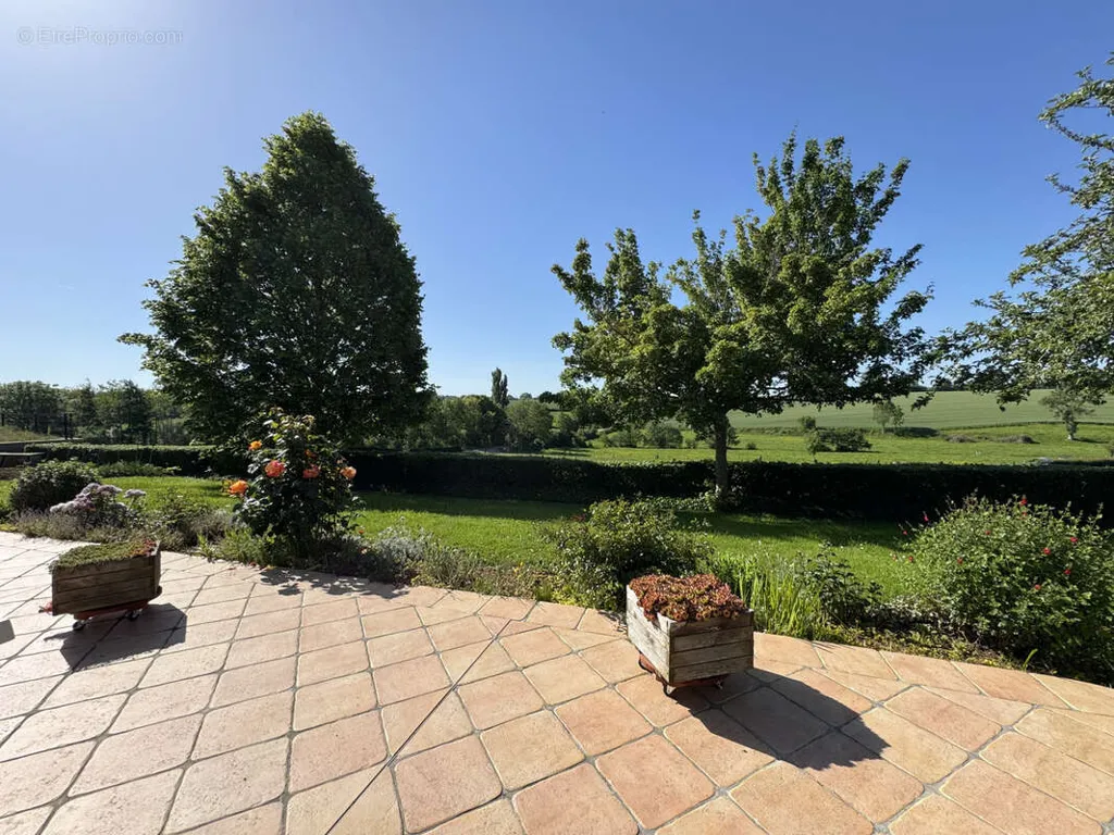 Jardin - Maison de Plain-Pied avec Terrasse Sud à Évrecy