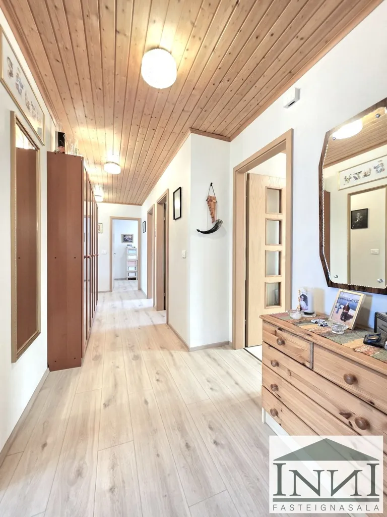 Entrée - Five-Bedroom House with Studio in Reykjavik