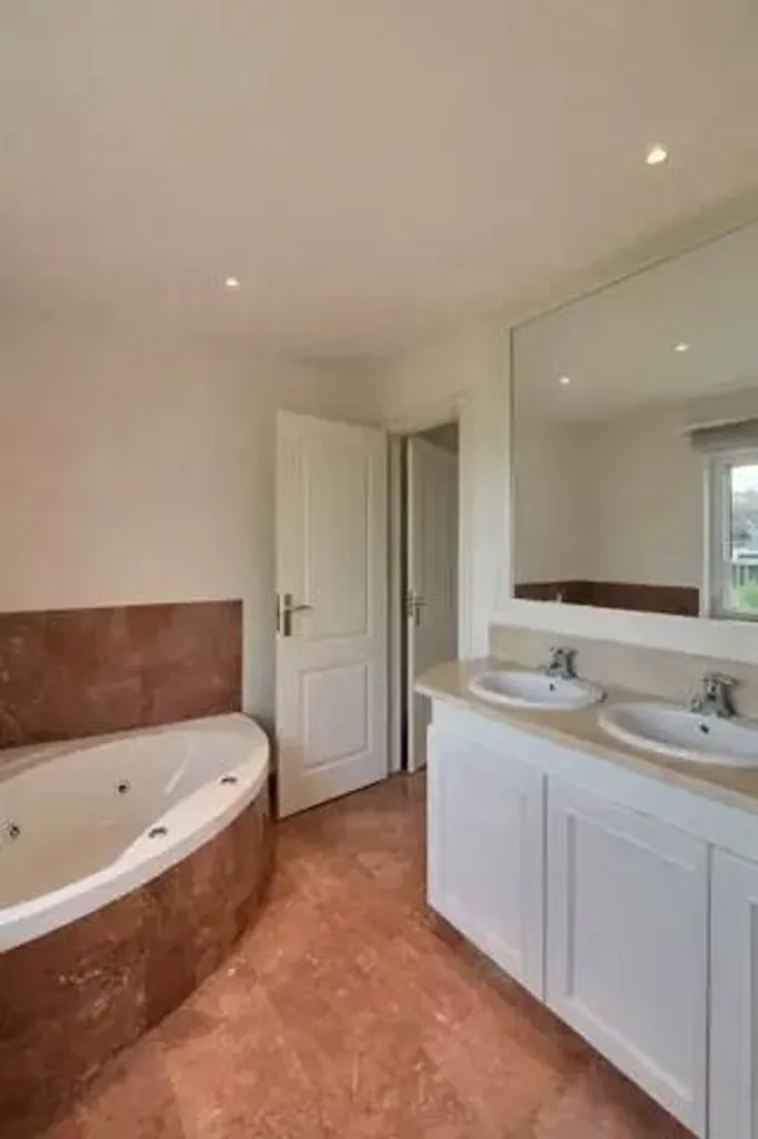 Salles de bain - Villa Spacieuse avec Terrasse à Waterloo