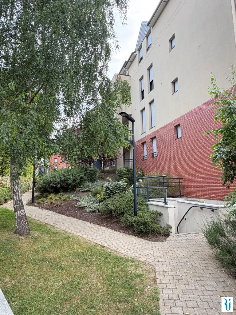 Garden - Flat with Balcony in Le Mesnil Esnard