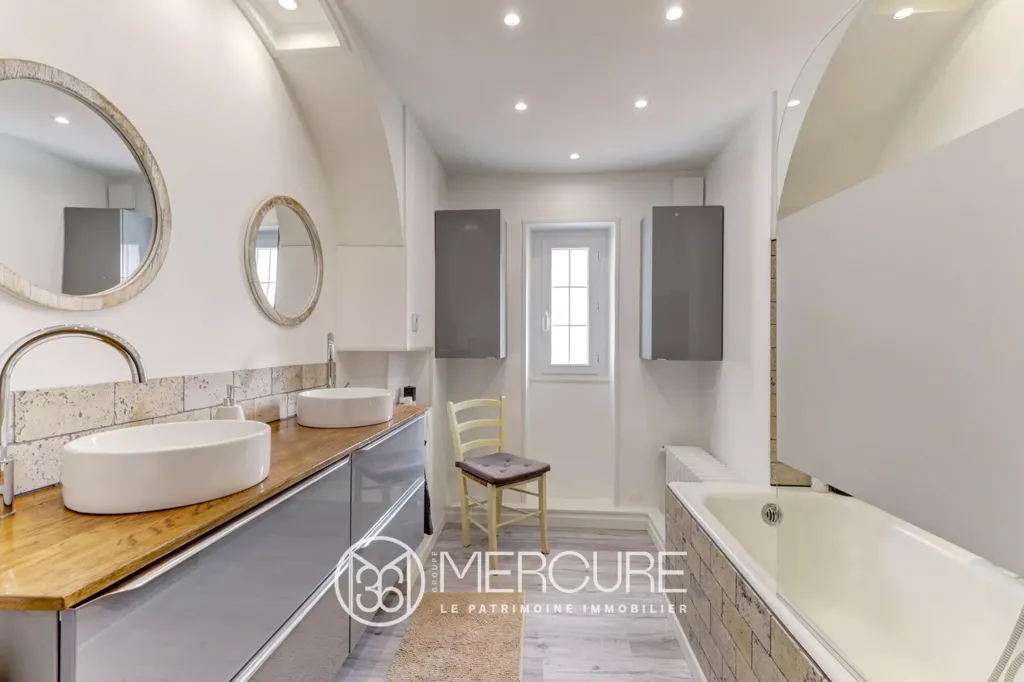 Bagni - Rustic Character House with River Access near Clermont-Ferrand