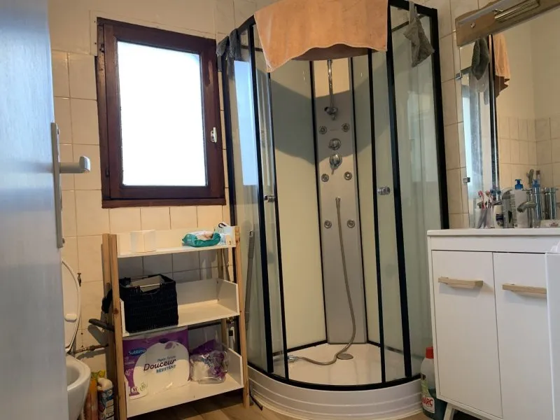 Bathrooms - 2-Bedroom Apartment with Parking near Troyes Centre