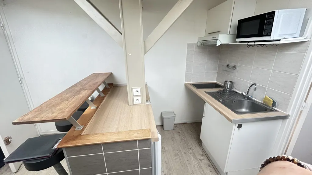 Köök - Mansarded Studio with Skylights in Delille