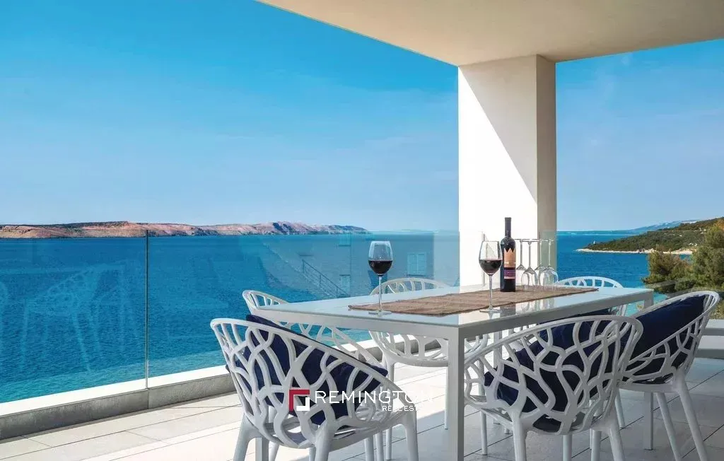Terrass - Waterfront Penthouse with Private Beach in Pag