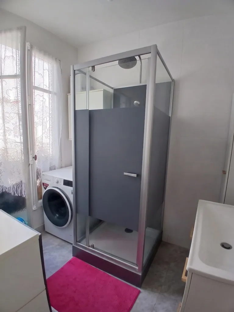 Salles de bain - Appartement 2 Pièces au Calme avec Ascenseur à Pyrénées