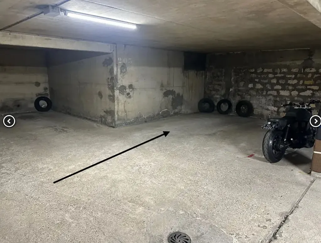 Garaaž - Parking Space near Metro Villiers, Paris