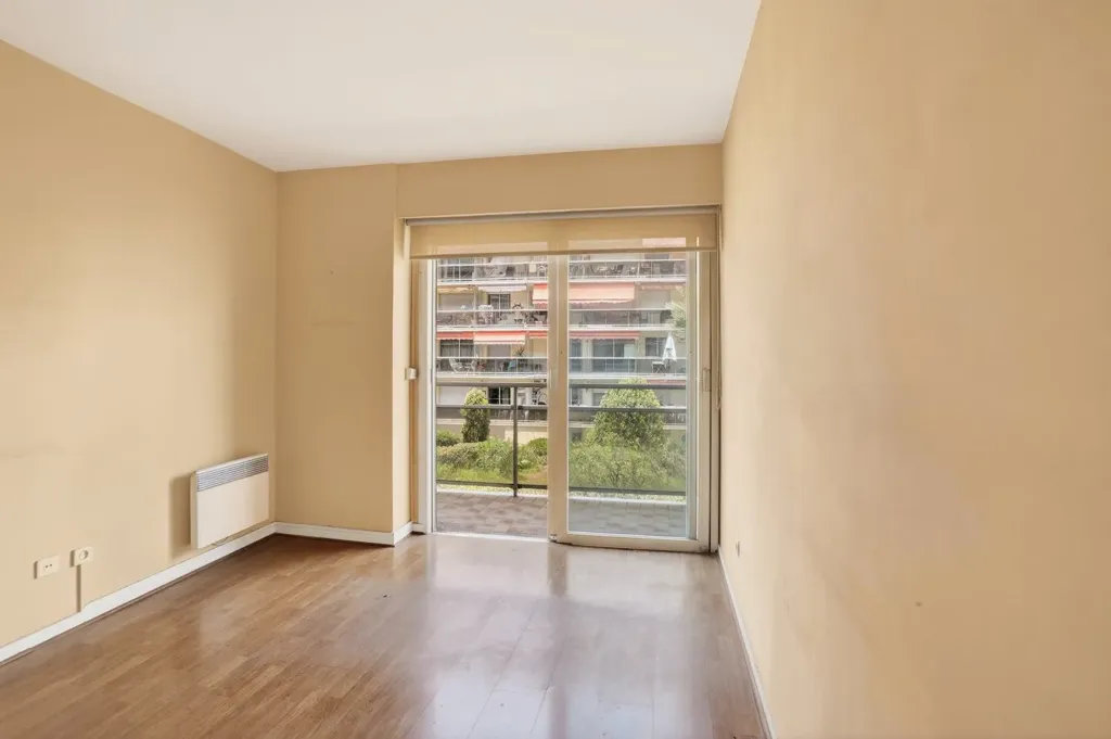 Toad - 3-Bedroom Apartment with Potential in Nice