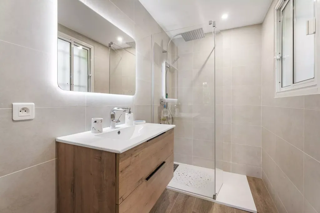 Bathrooms - Villa with Sea View in Grasse