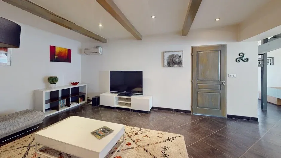 Séjour - Maison Rénovée avec Garage à Vaulx-en-Velin