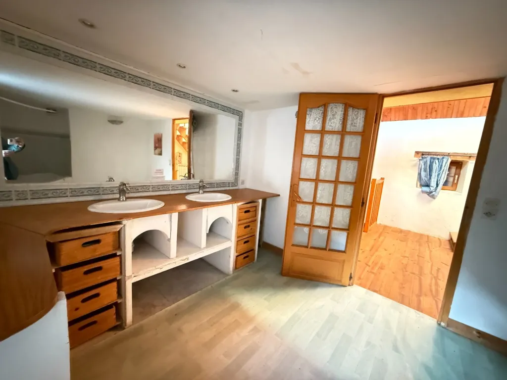 Salles de bain - Maison en Pierre avec Cour Intérieure à Bussière-Dunoise