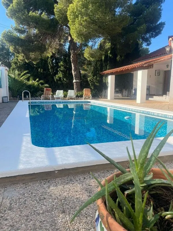 Bassein - Chalet with Pool and Terrace in La Cañada