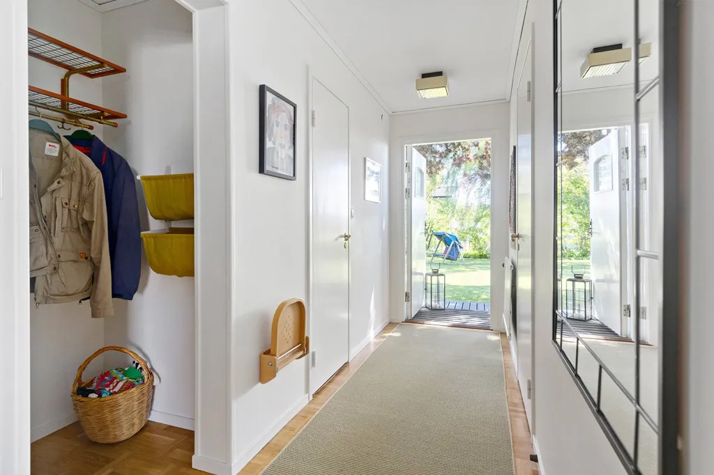 Hallway - Villa with Lake View in Stenhamra