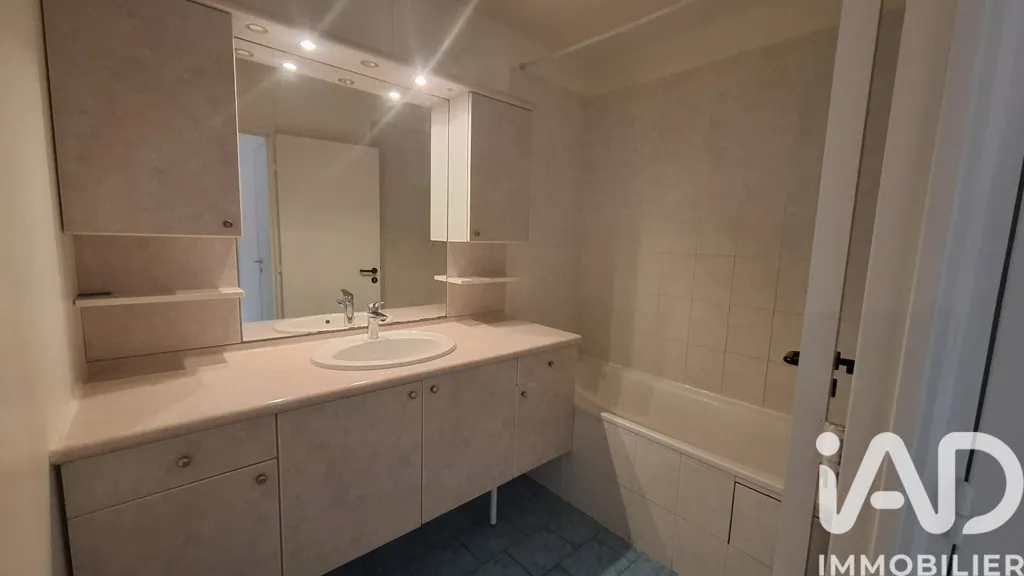Salles de bain - Appartement Lumineux avec Parking à Arpajon