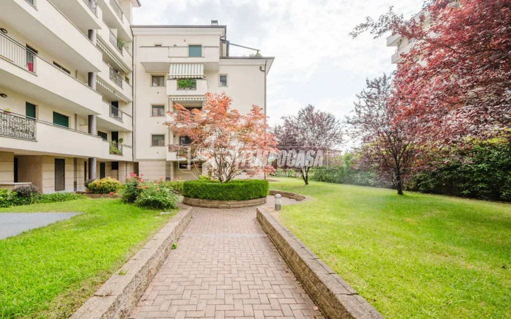 Jardin - Two-Bedroom Apartment with Balcony in Trezzano Sul Naviglio