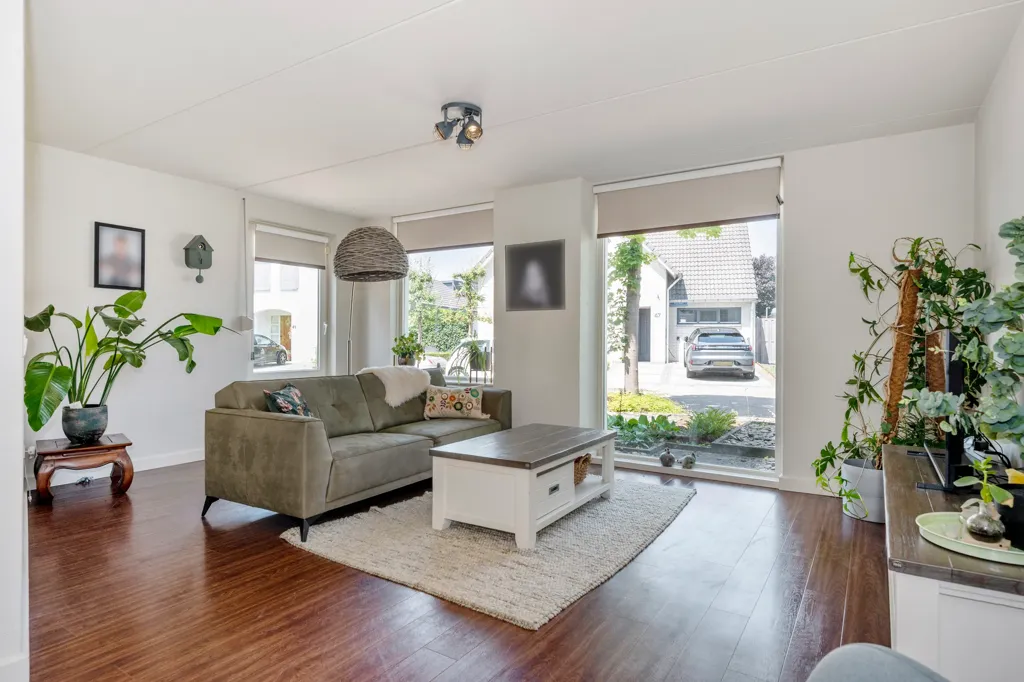Elutuba - Spacious House with Deep Garden in Born