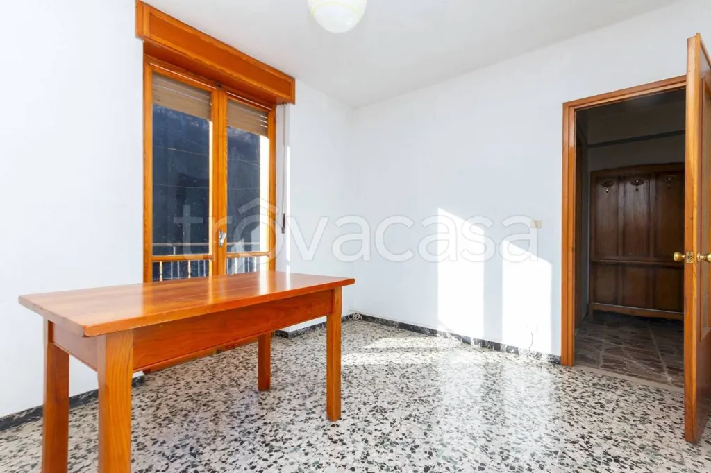 Bureau - Detached House with Three Garages in Frassino