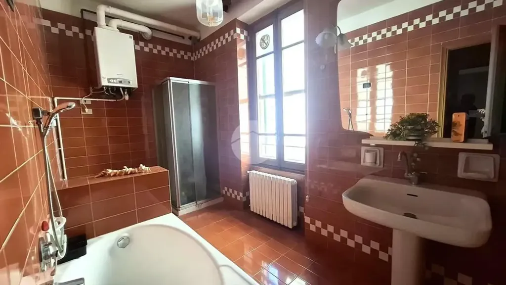Bagni - Appartamento con balcone in centro a Voghera