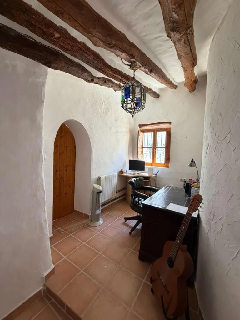 Bureau - 3-Bedroom House with Mountain Views in Oria