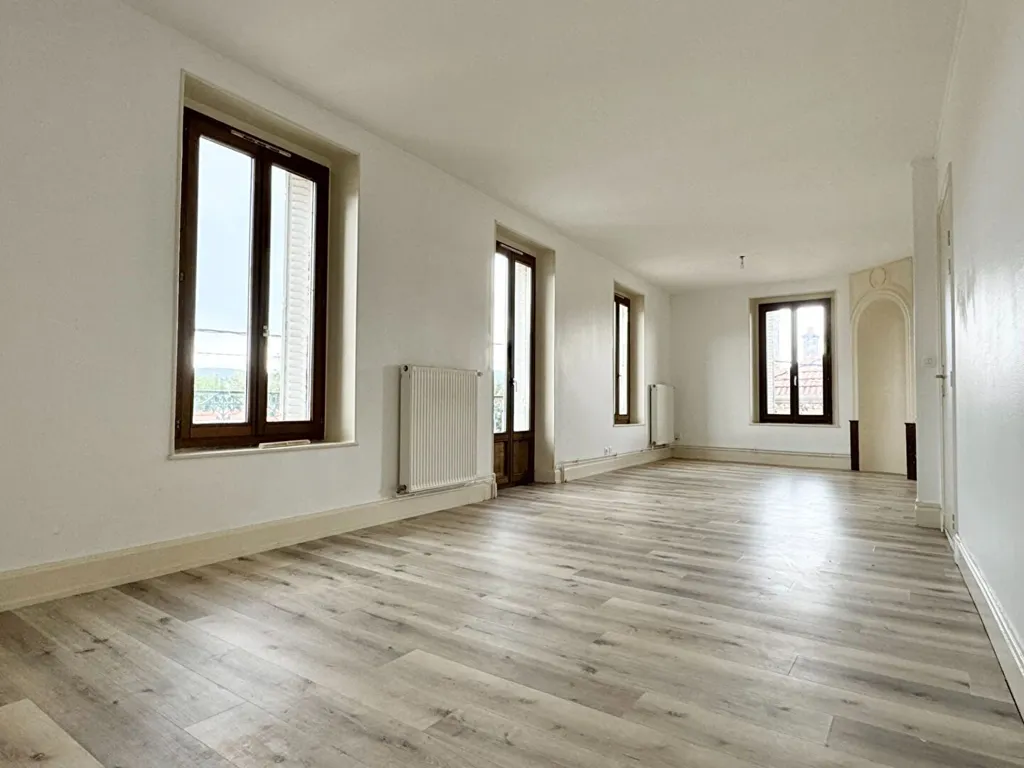 Rooms - 1930s Apartment with Balcony in Pont-Saint-Vincent