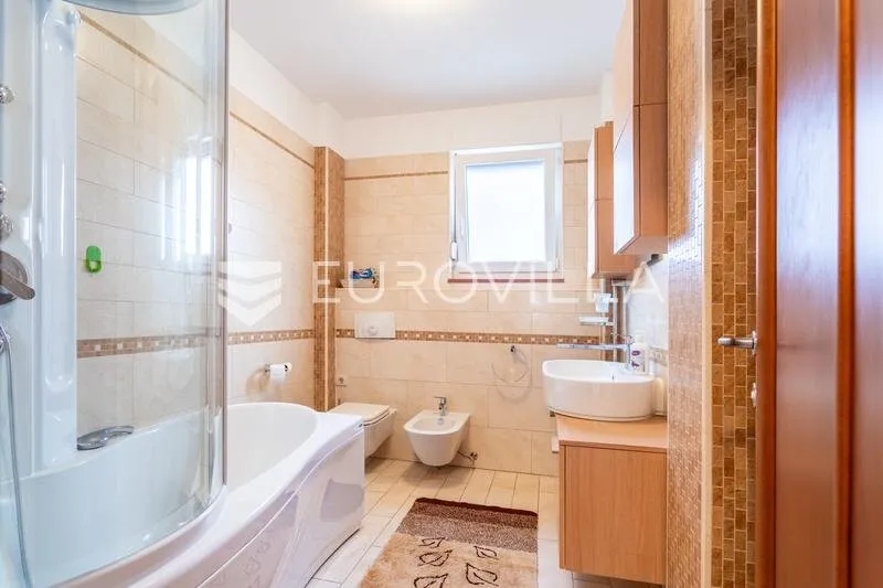 Vannitoad - Spacious 3-Bedroom Apartment with Sea View in Zenta, Split
