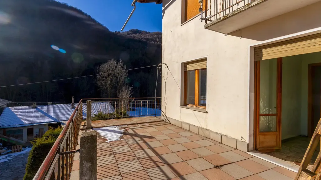 Balcon - Detached House with Three Garages in Frassino
