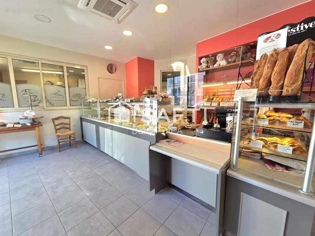Commercial property in Saint-Laurent-D'aigouze