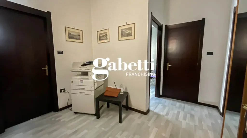 Kabinet - Income-Generating Flat with Balcony in Pompeii