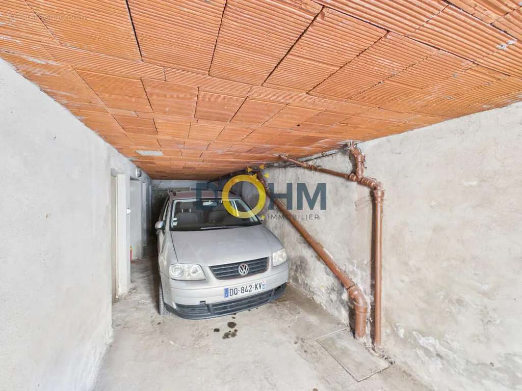 Garage - Immeuble avec 3 Appartements en Centre Bourg à La Chaise-Dieu