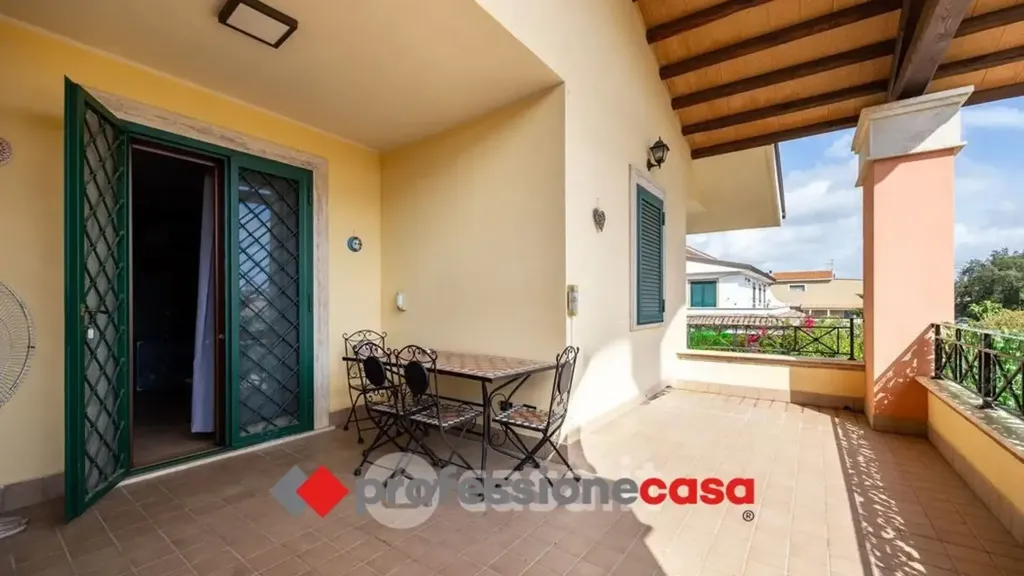 Terrazza - Casa indipendente con giardino a Pomezia