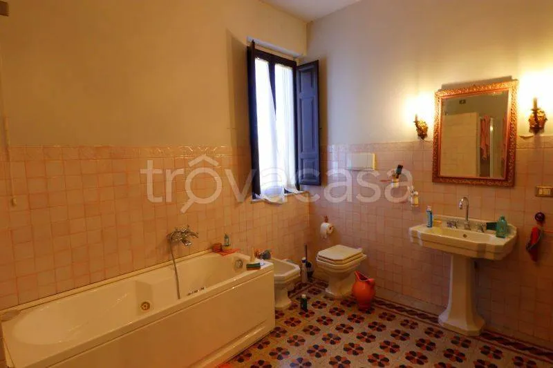 Salles de bain - Panoramic Apartment in Historic Building, Perugia