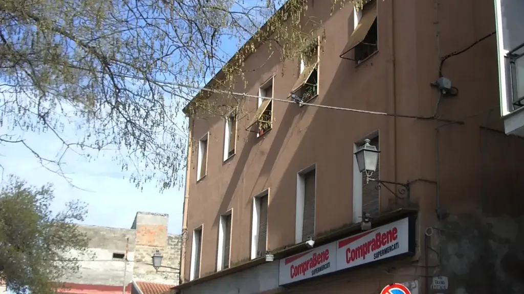 Välivaade - Multi-Level Apartment with Commercial Ground Floor in Sassari