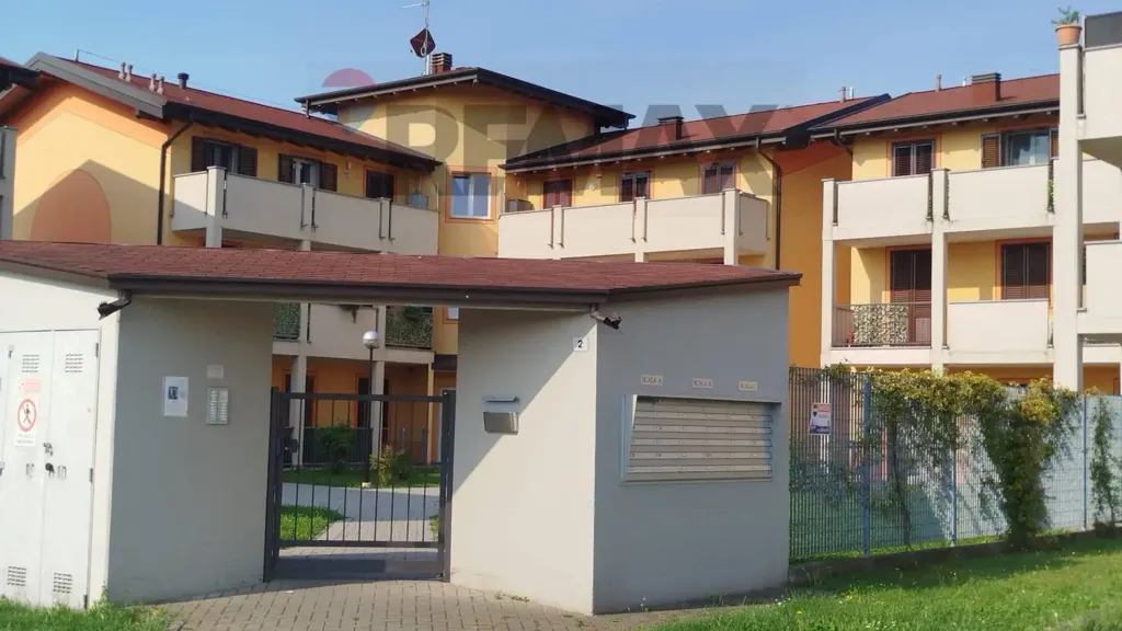 Välivaade - Modernised Triplex with Balcony in Vellezzo Bellini