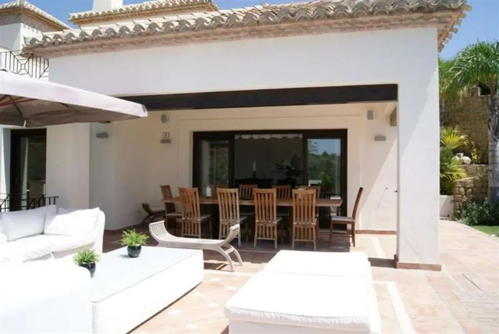 Terrass - South-Facing Villa with Infinity Pool in Marbella