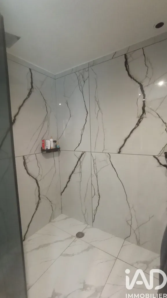 Salles de bain - Maison Contemporaine avec Piscine à Montélimar