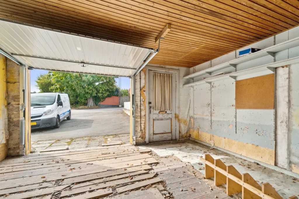 Garage - Charming Villa with Central Location in Aakirkeby