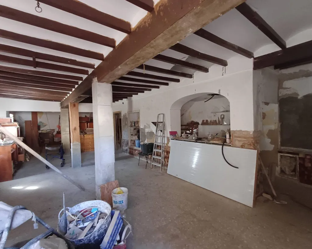 Pièces - Country Property with Hostel Potential in Oliva