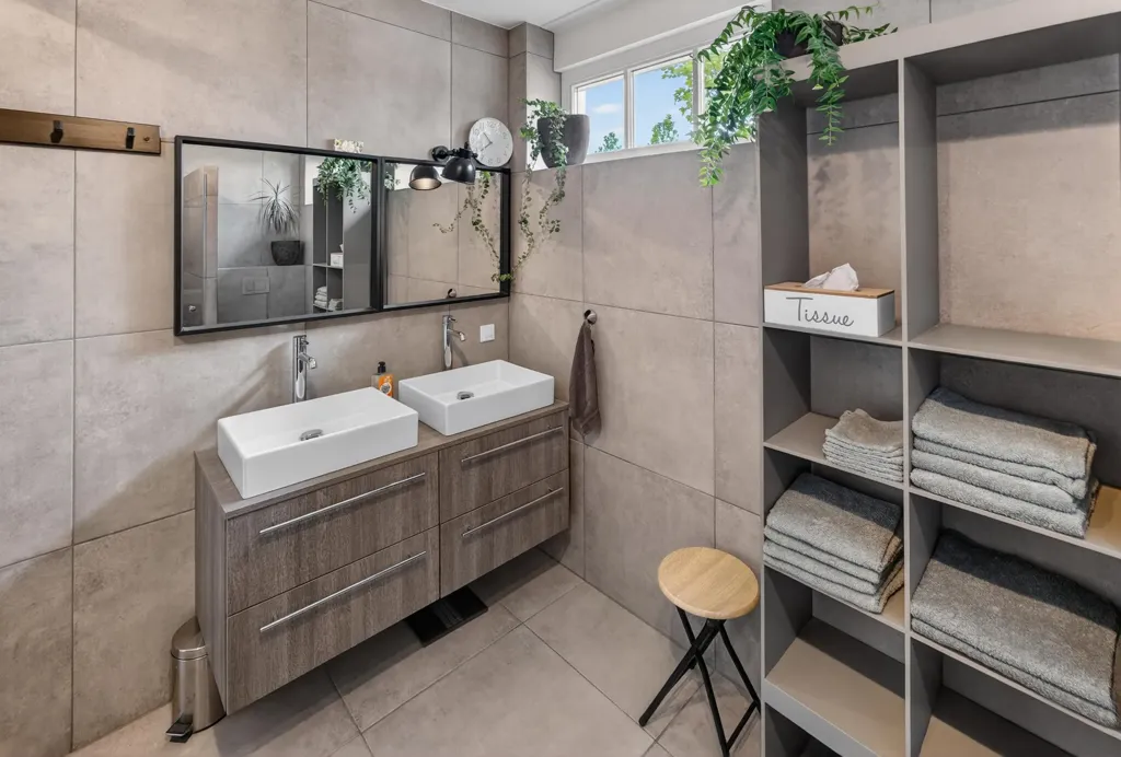Bathrooms - Half-Freestanding House with Harbour View in Oude-Tonge