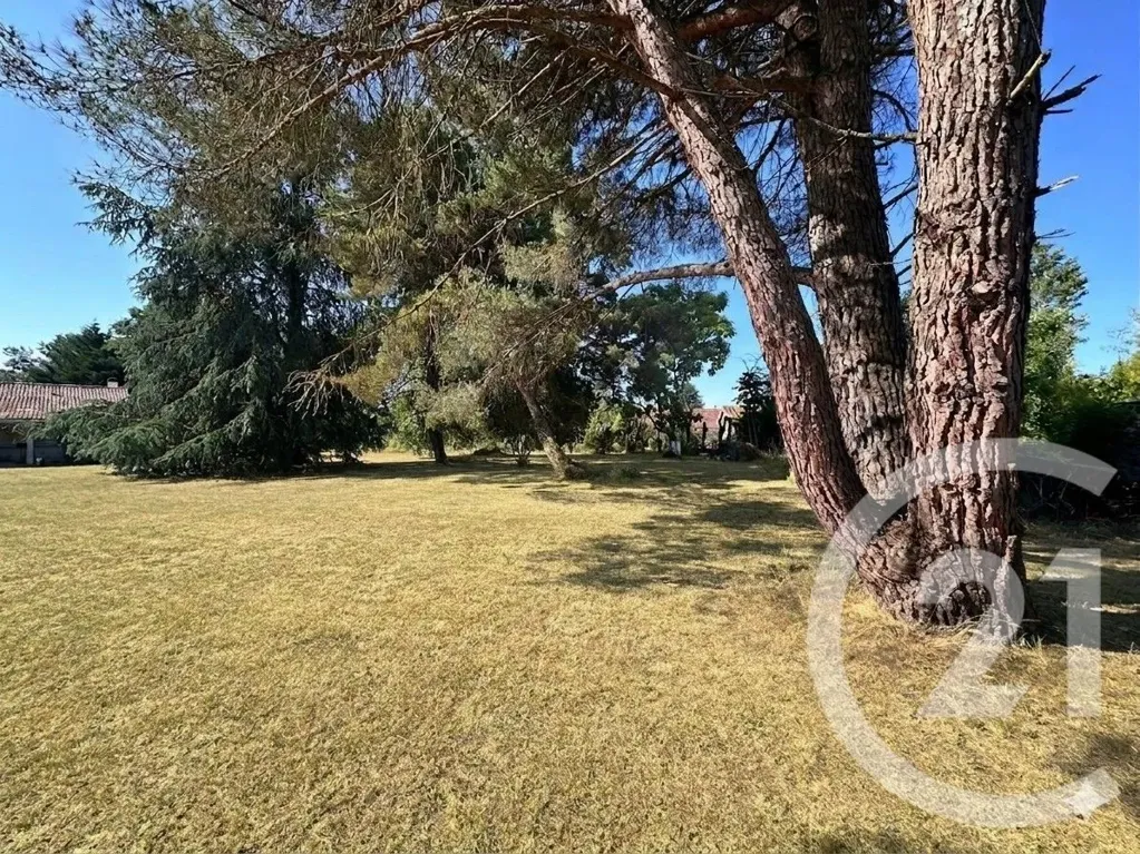 Aed - Constructible Plot with Piscine Potential in Berson